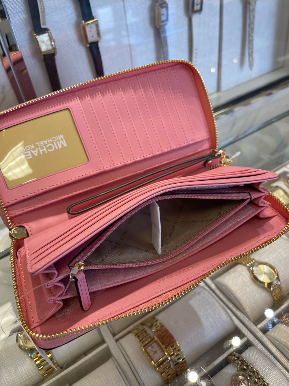 MICHAEL KORS Large Pebbled Leather Continental Wallet Wristlet Phone Holder
NWT - Picture 8 of 16